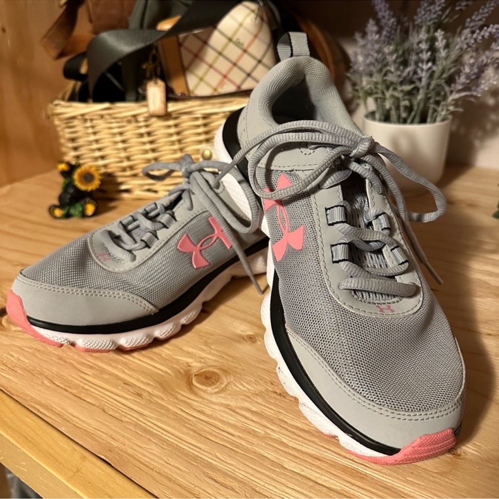 Under Armour women's tennis shoe sz 7D wide